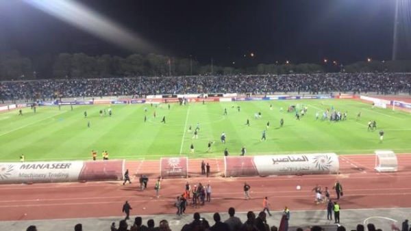 شغب بعد الكلاسيكو.. والجمهور يقتحم الملعب