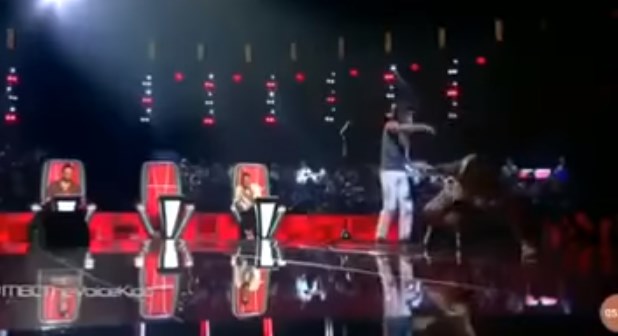 نانسي عجرم تسقط أرضا على المسرح