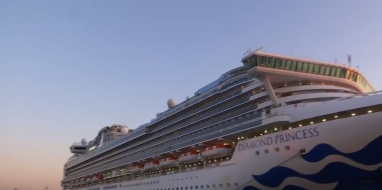 سفينة ضخمة مزدحمة بالركاب وموبوءة بـ