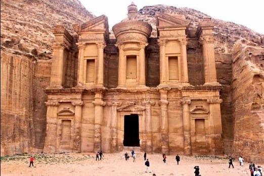 حركة سياحية إعتيادية في البترا