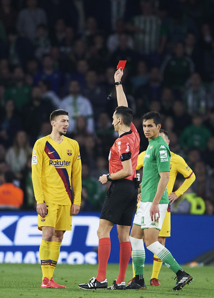 إيقاف حكم مواجهة برشلونة وبيتيس