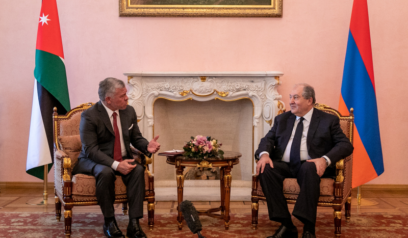 الملك يجري مباحثات مع الرئيس الأرميني