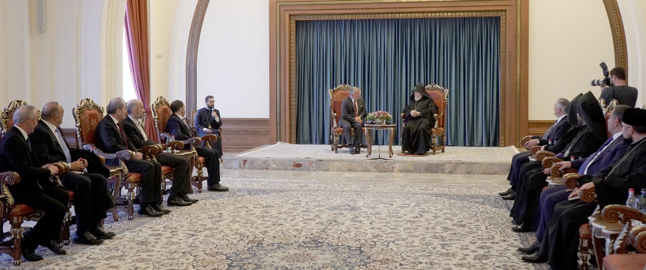 الملك يجتمع مع قداسة رئيس كنيسة