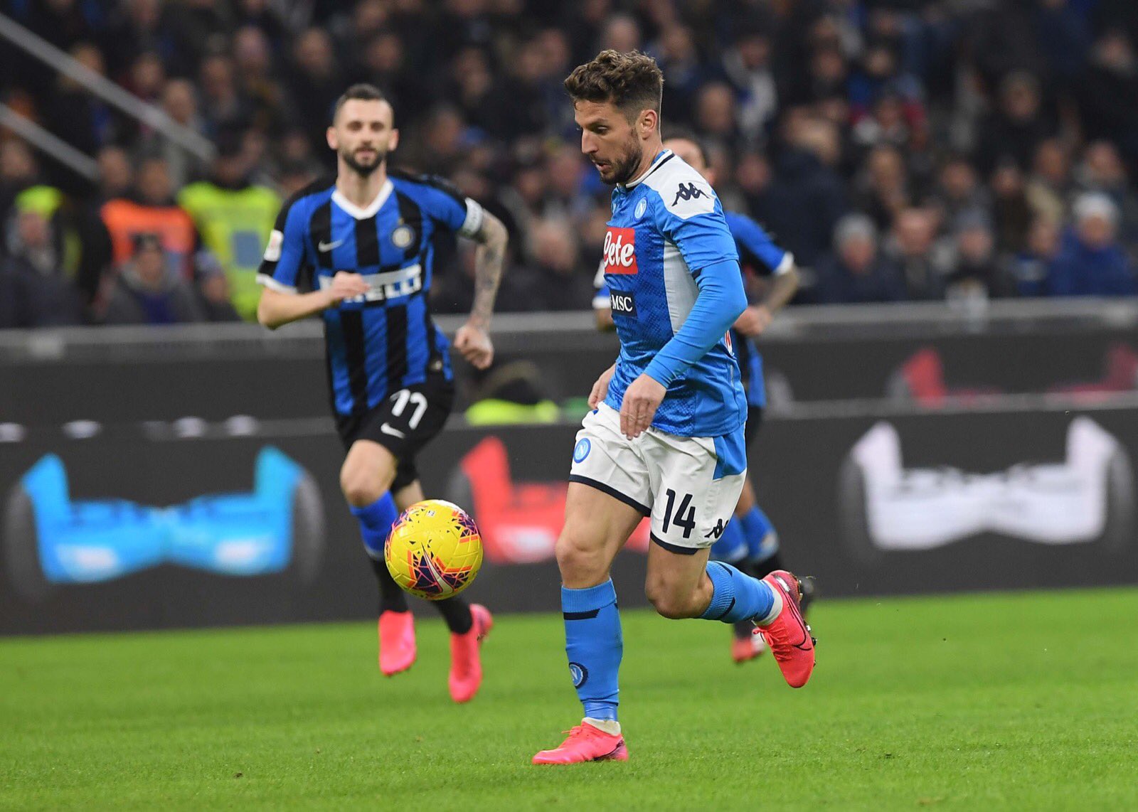 نابولي يقهر إنتر ويضع قدما بنهائي