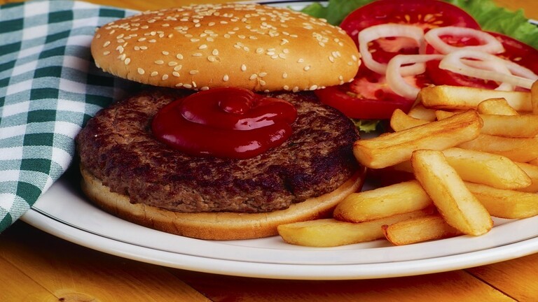 كيف تؤثر الوجبات السريعة في جسم