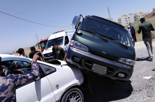 وفاة و7 اصابات بتصادم باص وقلاب