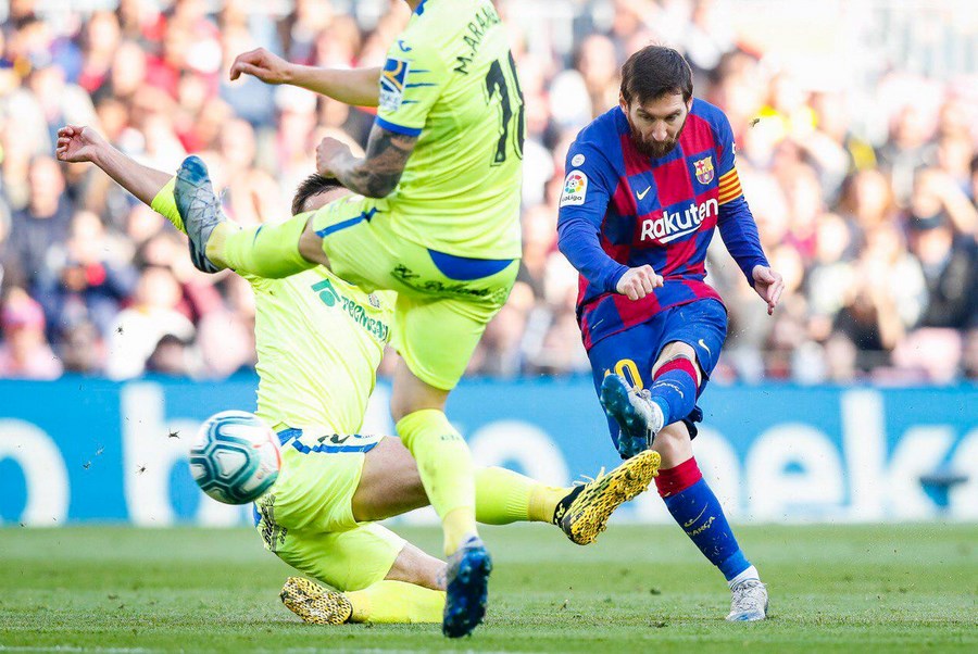 برشلونة ينجو من خيتافي