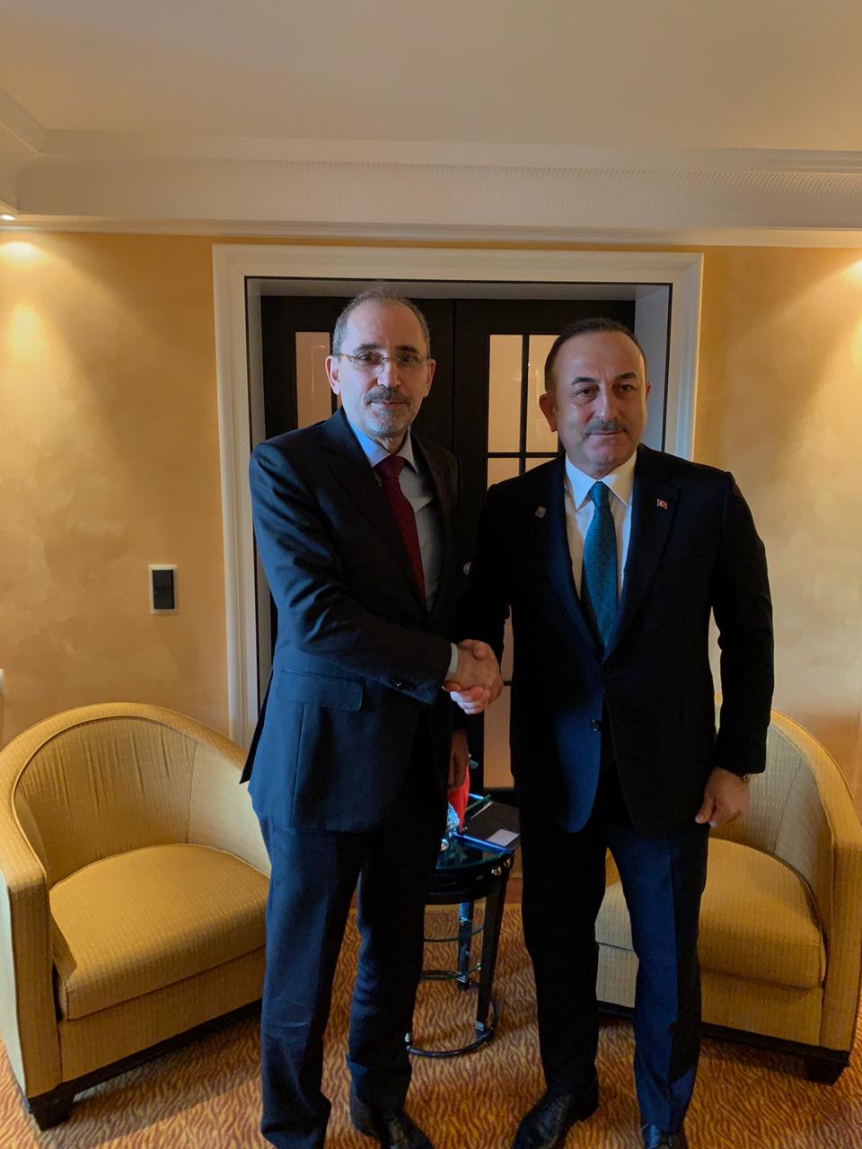 الصفدي يجري محادثات مع عدد من