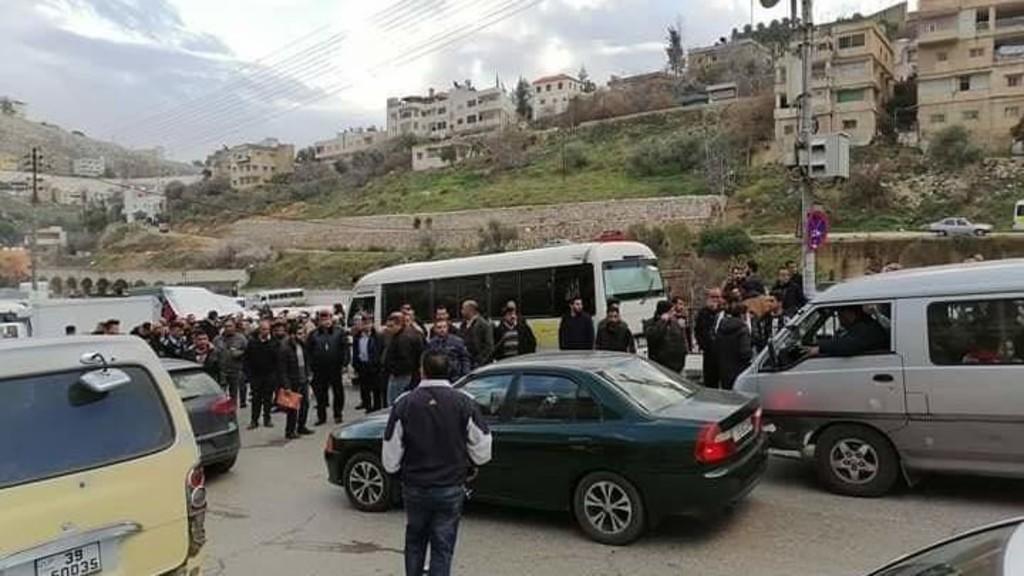 مالكو وسائقو حافلات نقل عام يضربون