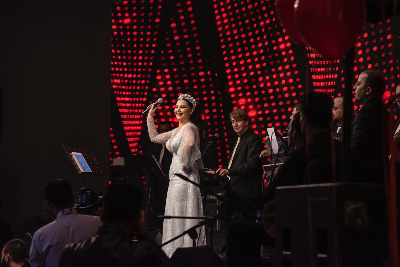 ديانا كرزون تغازل جمهورها بحفل عيد