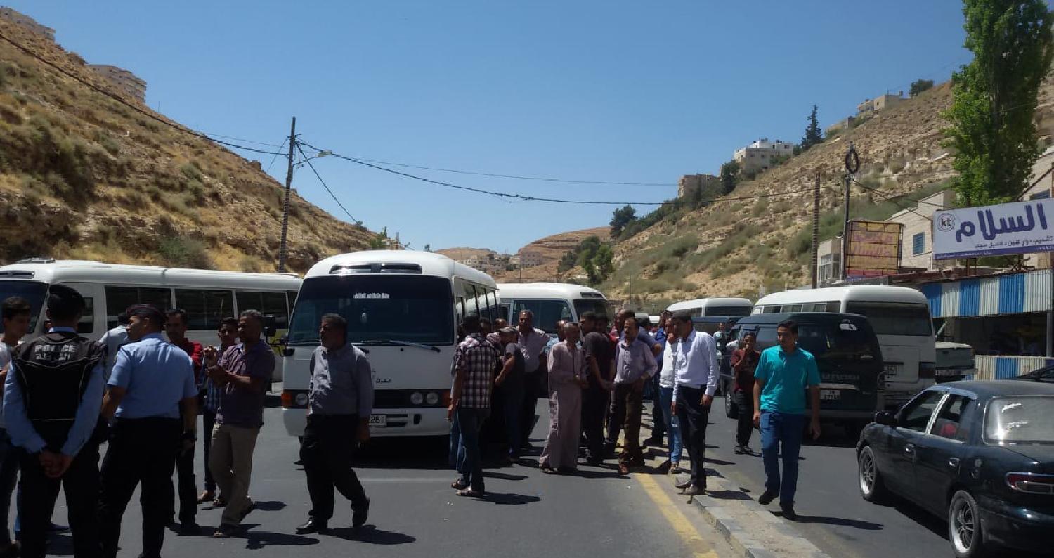 إيقاف قرار تخفيض العمر التشغيلي للحافلات