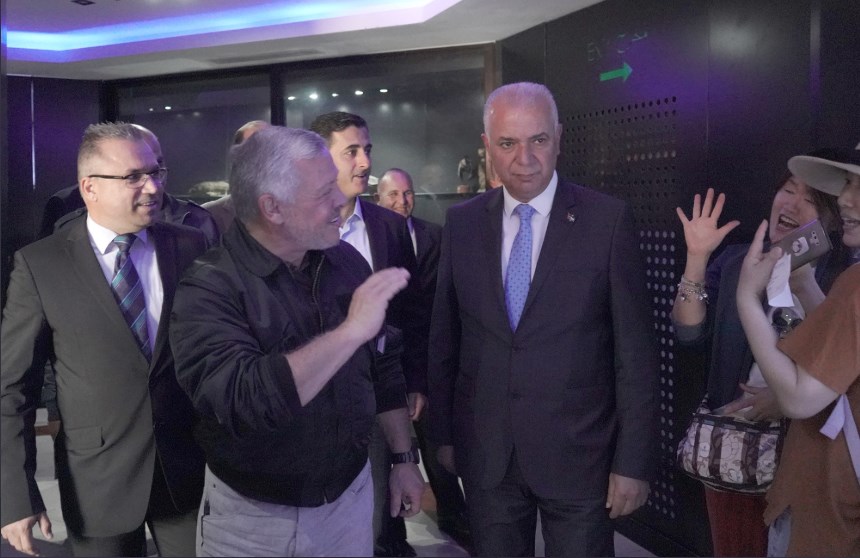 الملك يزور محطة العلوم البحرية في