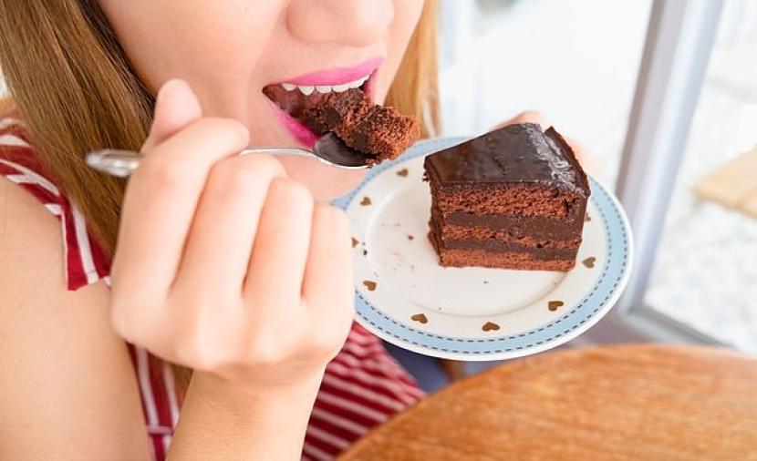 دخلت مسابقة لتناول الكعك ثم وقعت