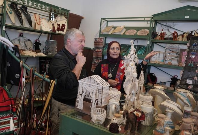 الملك يزور معرض جهد أيادينا للأشغال