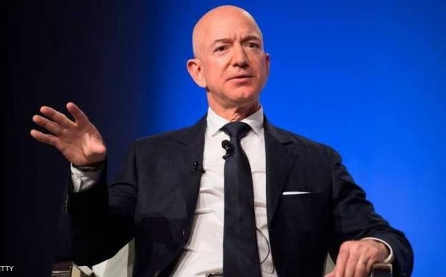 بعد ضغوط من موظفيه.. أغنى رجل