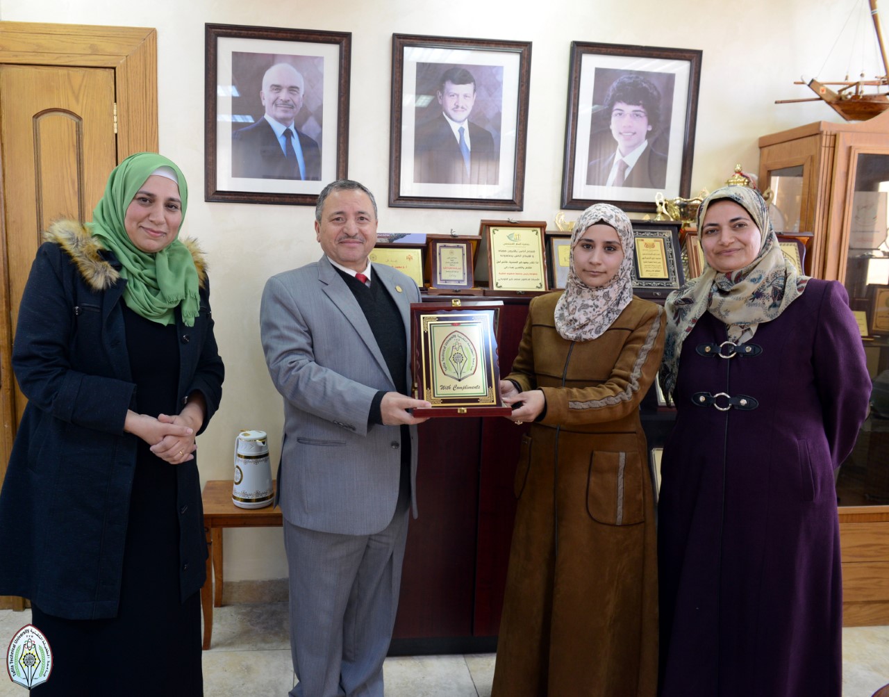 الطفيلة التقنية تكرم المعلمة الفائزة بجائزة