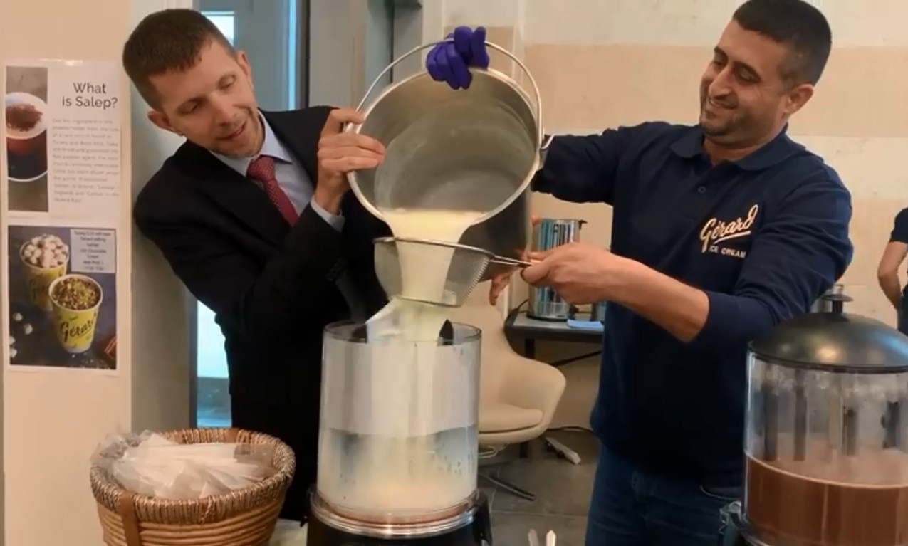 شاهد.. نائب السفير الأمريكي في الأردن