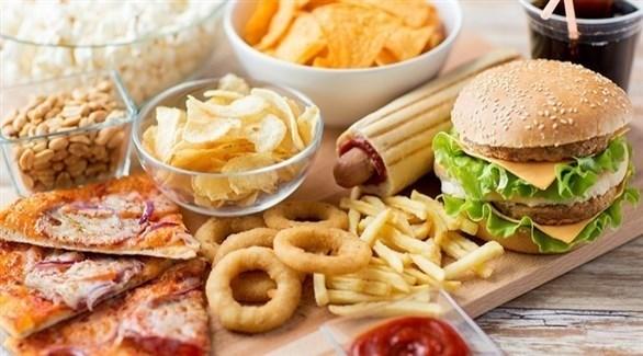 دراسة: الوجبات السريعة تمنع السيطرة على