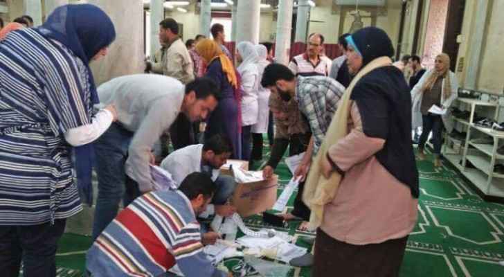 بالصور .. تبرع بالدم من داخل