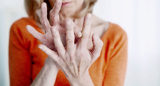 مخاطر فرقعة الأصابع