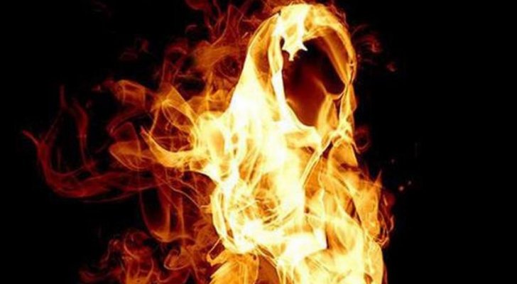 خليجي يحرق زوجته بالبنزين