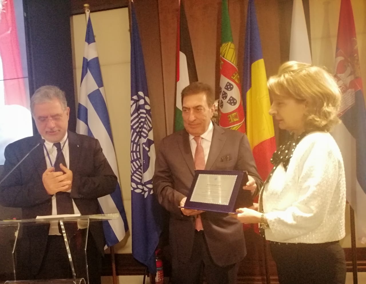 منح الطراونة جائزة جمعية برلمانات دول