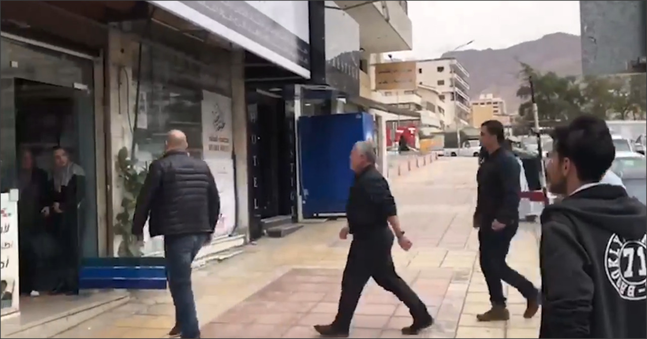 الملك يزور مطبعة في العقبة (فيديو)