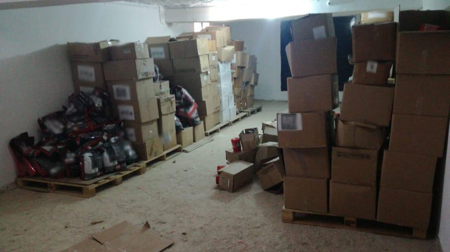 ضبط 350 كرتونة مكملات غذائية وبروتينات