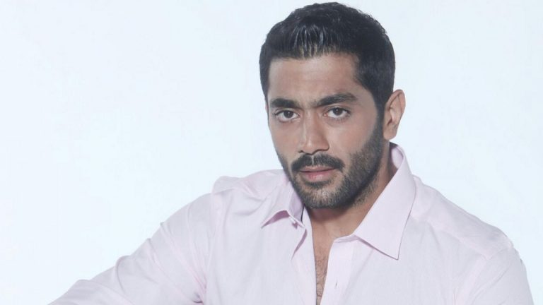 أحمد فلوكس يتسبب في حبس شقيقته