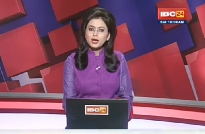 مذيعة تواصل تقديم الأخبار رغم علمها