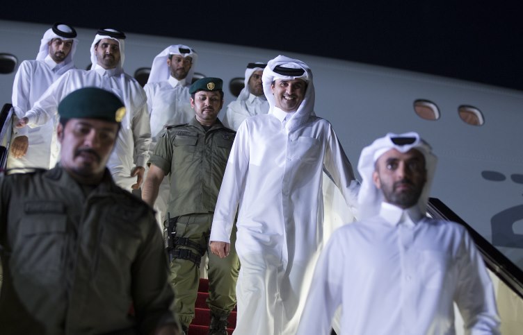 طائرة أمير قطر في مطار الملكة