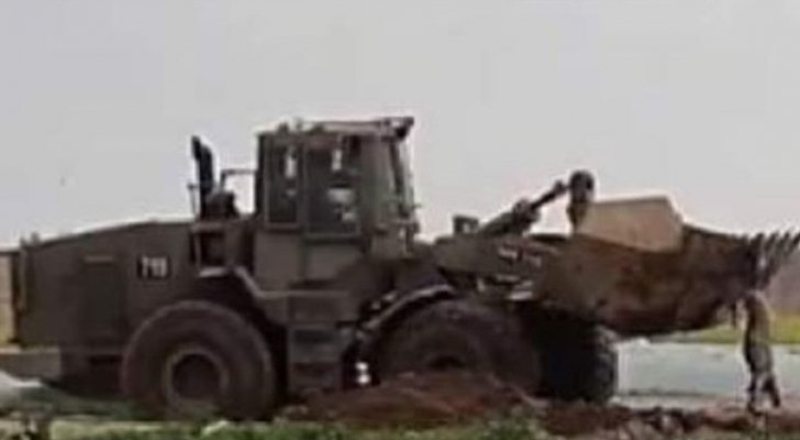 جرافة للاحتلال تمزق جثمان شهيد فلسطيني