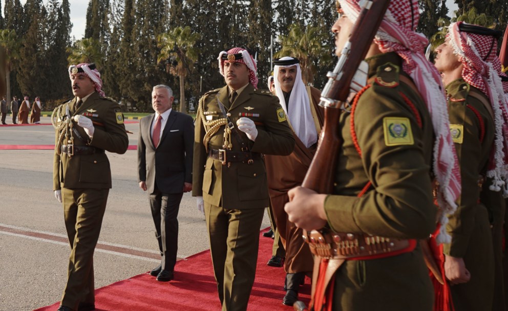 أمير قطر يوجه بتوفير 10 آلاف