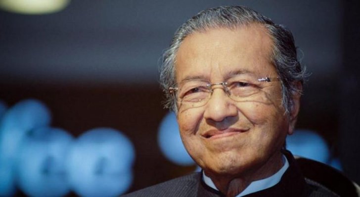 رئيس الوزراء الماليزي مهاتير محمد يقدم