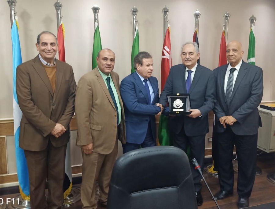 رئيس مجلس أمناء جامعة الزرقاء يزور