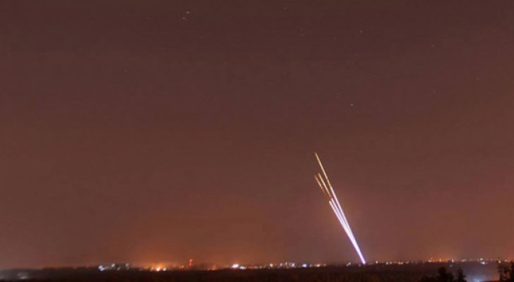 المقاومة الفلسطينية تطلق عشرات الصواريخ تجاه