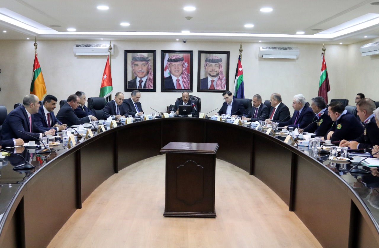 وزير الداخلية يرأس اجتماعا لمناقشة العمر