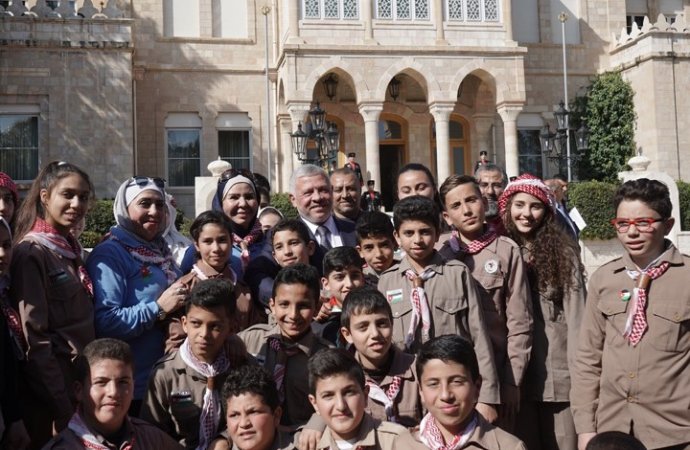 الملك يشارك كشافة ومرشدات جانبا من