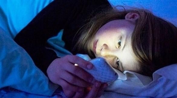 الهاتف ليلا يسبّب الأرق.. ما الحل