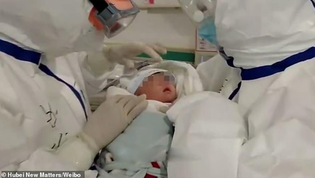 رضيعة تتعافى من فيروس كورونا دون