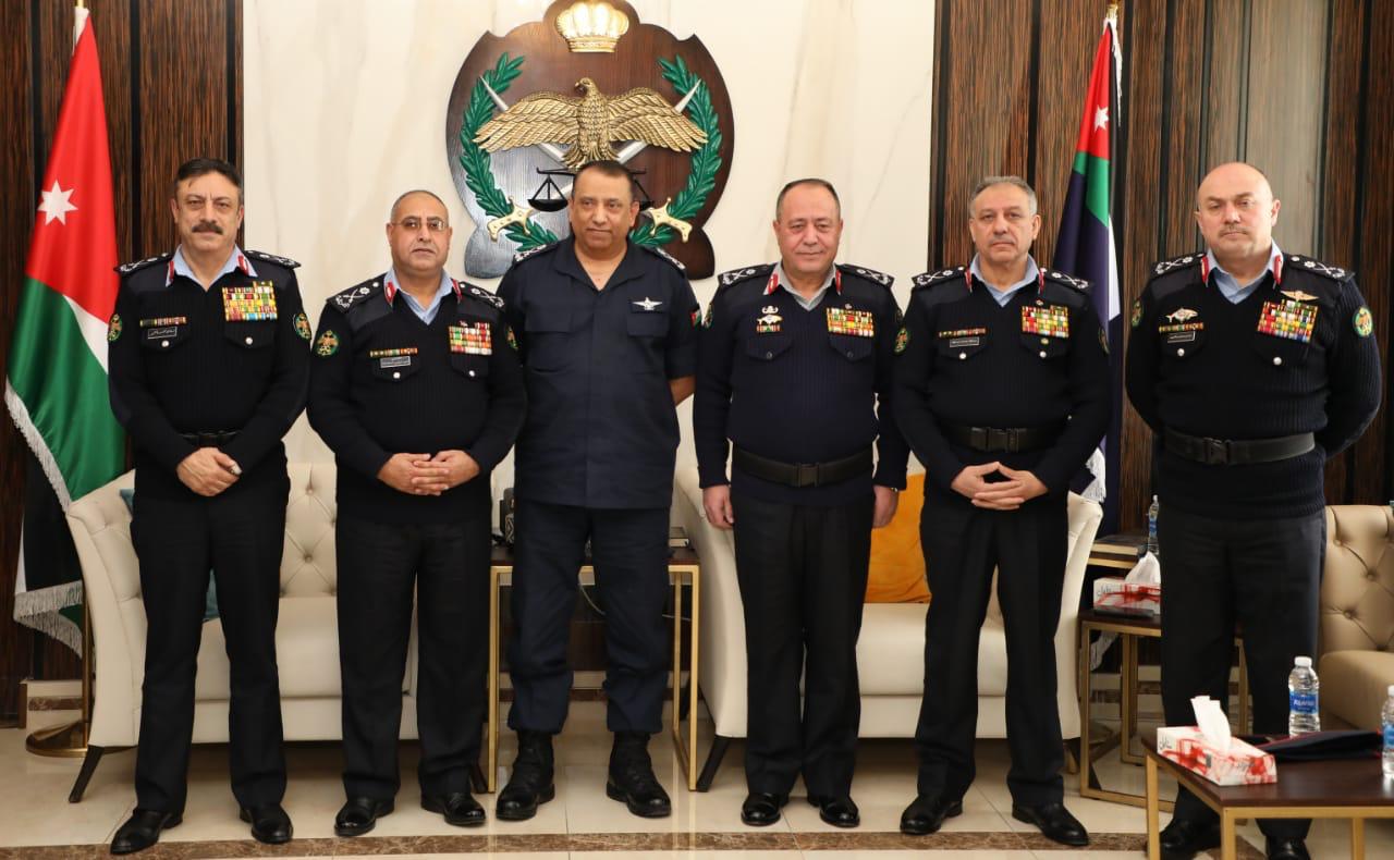 الحواتمة يكرم عددا من الضباط المتقاعدين