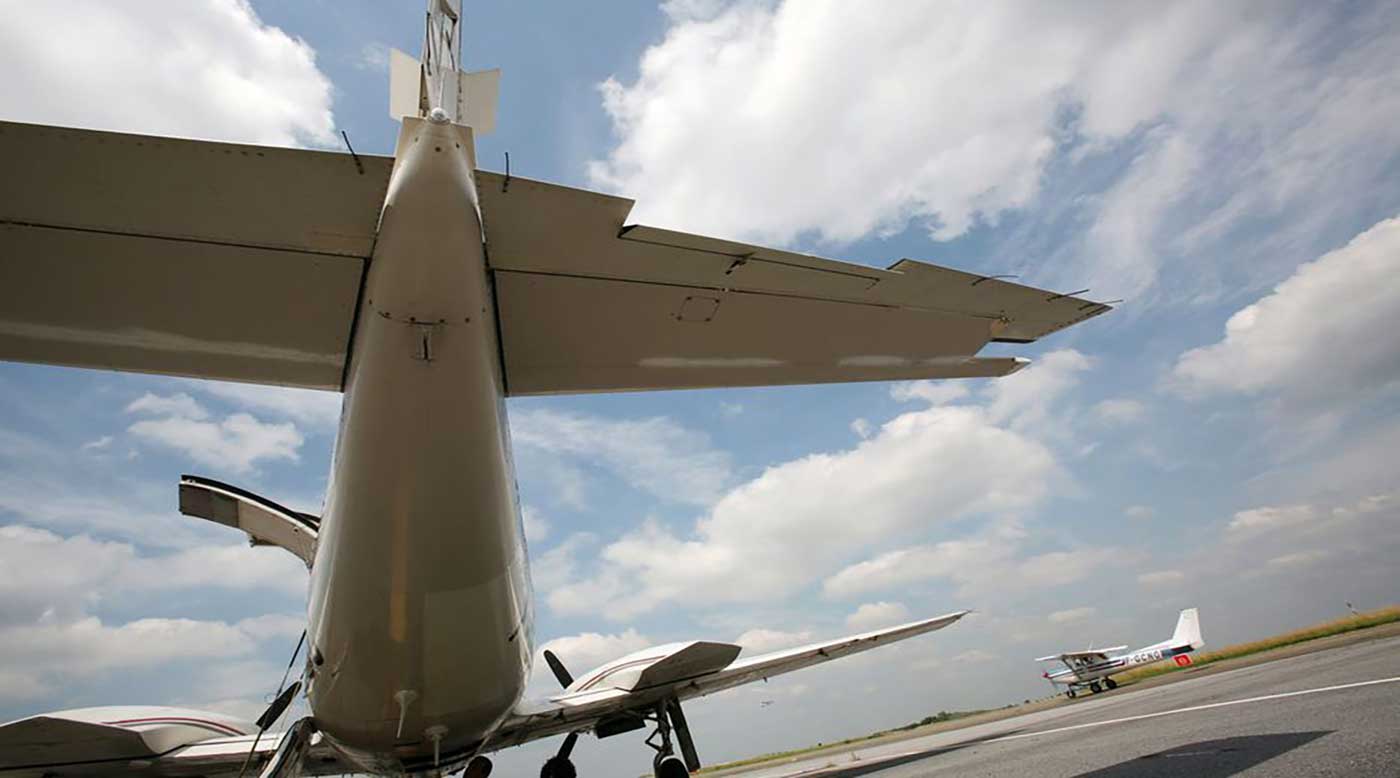 يسرق طائرة ليموت بها في حقل