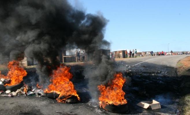 المفرق: محتجون يغلقون طريق بغداد الدولي