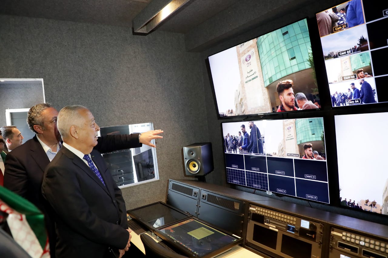 العيسوي يسلم جامعة اليرموك عربة نقل