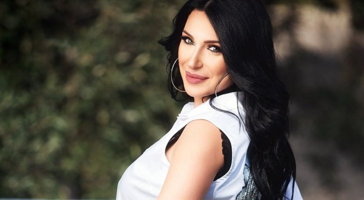 فنانة فلسطينية تغني في الأردن وتقع