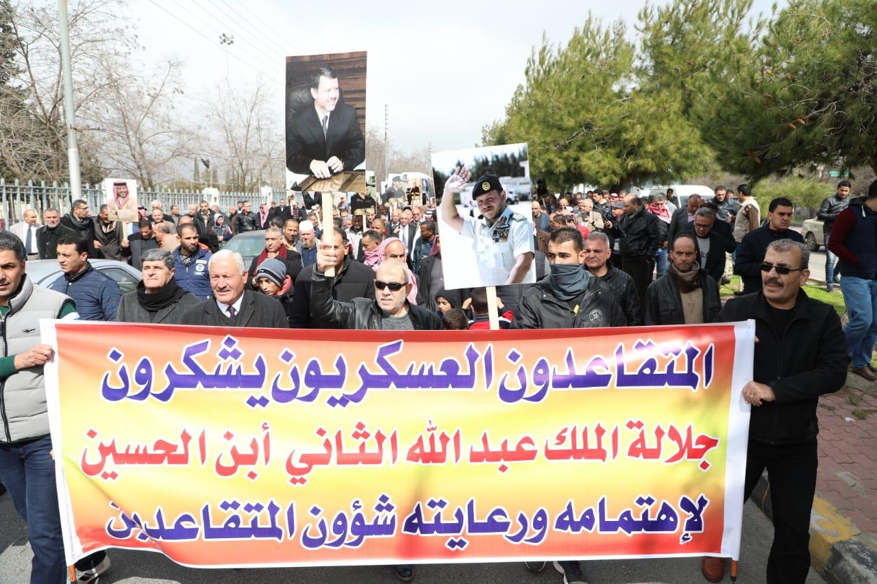 آلاف من متقاعدي الأمن العام يجددون