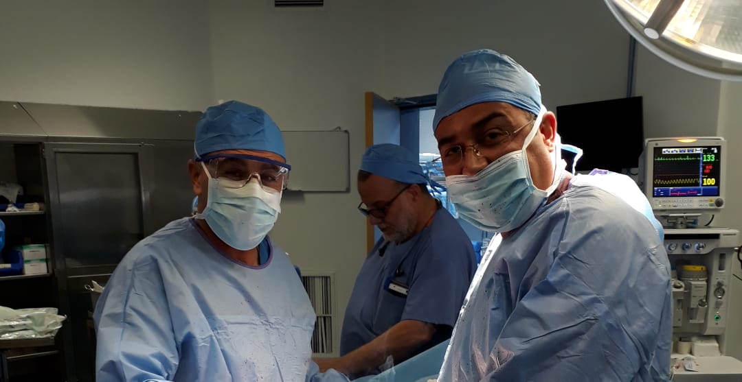 د. حازم مقابلة وفريقة الجراحي ينفذون