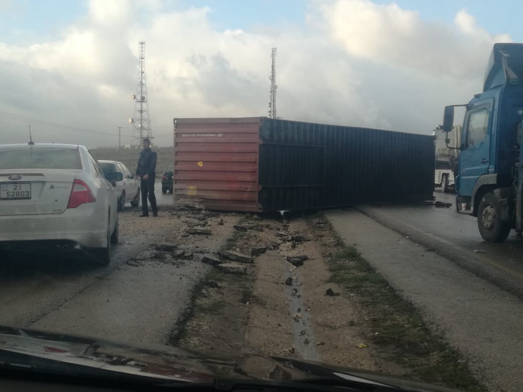 ’تدهور تريلا‘ يغلق طريق المفرق -