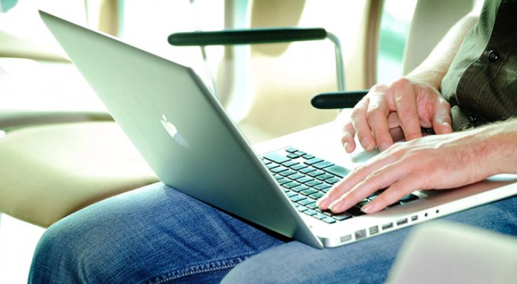 معاقبة موظف جمع بين عملين في