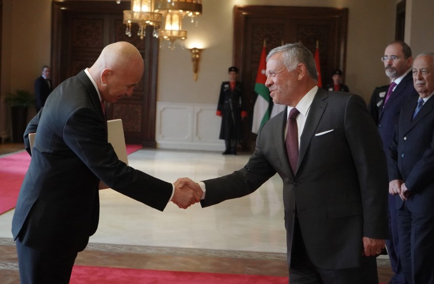 الملك يتقبل أوراق اعتماد سفراء بينهم